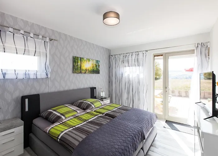 Kaiser - Dreiburgenblick 公寓 *